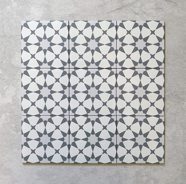Disposición agrupada de azulejos cerámicos mate de estilo marroquí Agraba Plateado 20x20 cm, mostrando un patrón geométrico repetido en plateado y blanco inspirado en el diseño tradicional morisco, aptos para pared y suelo.