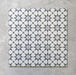 Disposición agrupada de azulejos cerámicos mate de estilo marroquí Agraba Plateado 20x20 cm, mostrando un patrón geométrico repetido en plateado y blanco inspirado en el diseño tradicional morisco, aptos para pared y suelo.