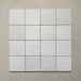 Vista cenital de azulejos de pared cerámicos Zellij Blanco Cuadrado 13,2 × 13,2 cm de estilo marroquí, dispuestos en cuadrícula, mostrando una ligera variación en la superficie, bordes suaves y un acabado brillante con efecto artesanal sobre un fondo neutro texturizado.