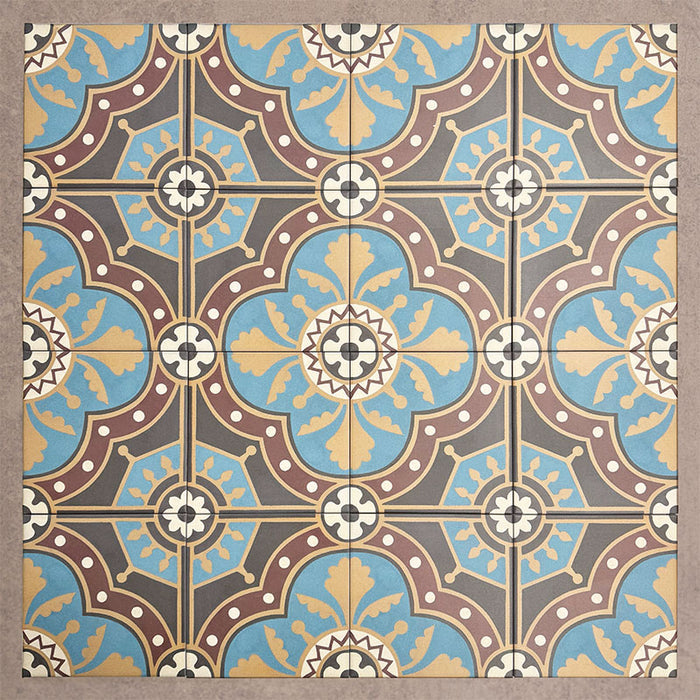 Grupo de baldosas Europa Hanover 20 × 20 cm de estilo Victoriano Marroquí dispuestas juntas para mostrar el patrón decorativo repetitivo en tonos azul, terracota, mostaza y crema, sobre un fondo beige texturizado.