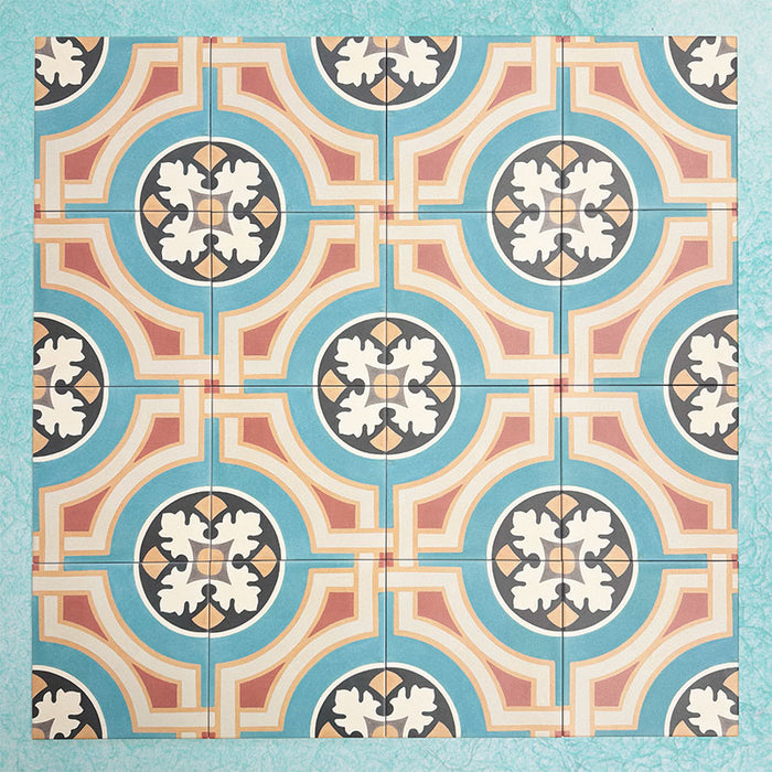 Grupo de baldosas Europa Helsinki 20 × 20 cm de estilo Victoriano Marroquí dispuestas juntas para mostrar el patrón geométrico repetitivo en tonos verde azulado, terracota, crema y negro, sobre un fondo aqua texturizado.