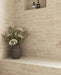 Baño con azulejos de pared Atlas Canvas Mini Brick 5x15 cm en acabado mate, instalados en disposición lineal, mostrando tonos neutros suaves con un acabado ligeramente texturizado, combinados con grifería en latón en un entorno contemporáneo y sereno.