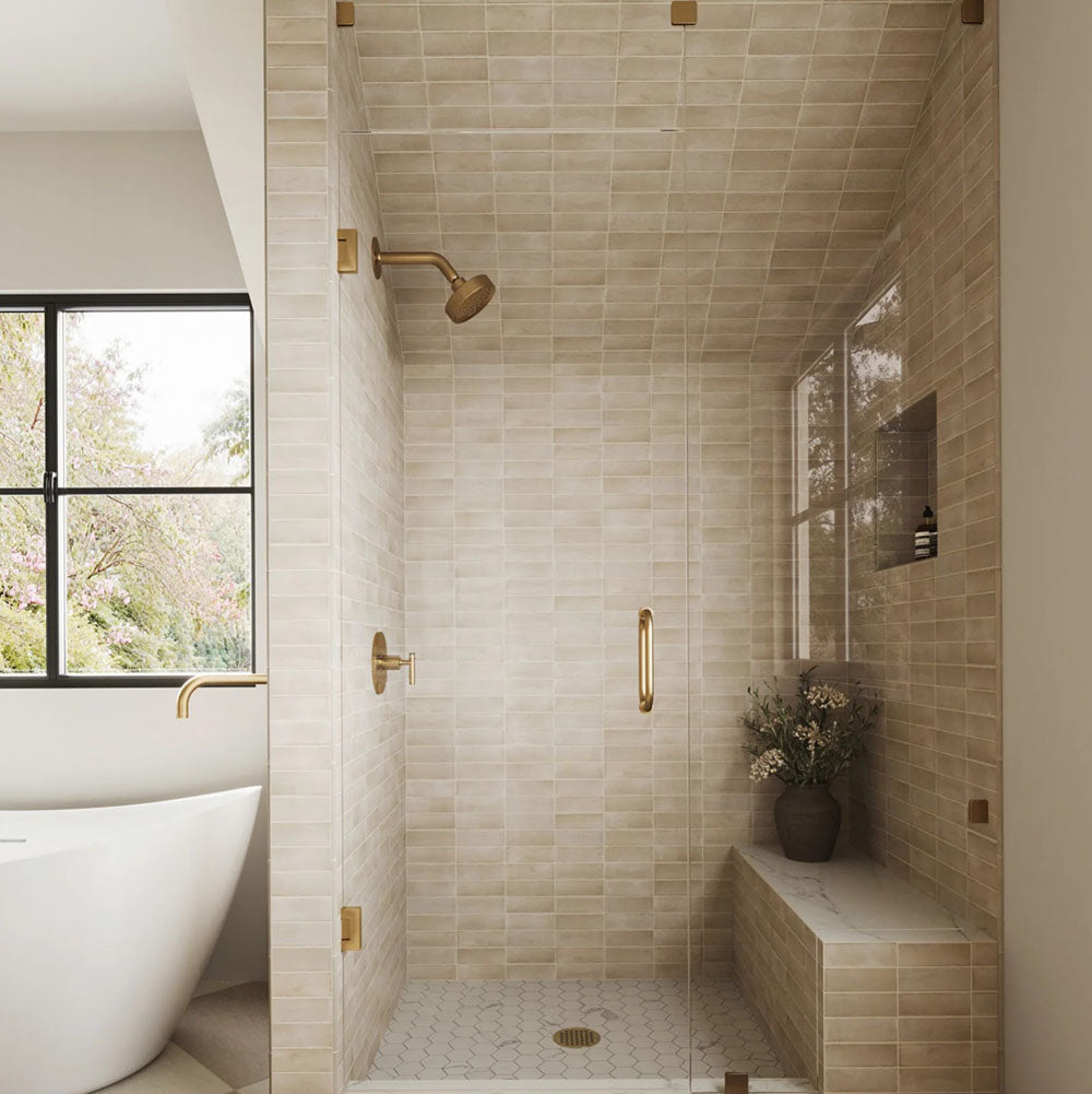 Baño con azulejos de pared Atlas Canvas Mini Brick 5x15 cm en acabado mate, instalados en disposición lineal, mostrando tonos neutros suaves con un acabado ligeramente texturizado, combinados con grifería en latón en un entorno contemporáneo y sereno.
