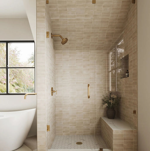 Baño con azulejos de pared Atlas Canvas Mini Brick 5x15 cm en acabado mate, instalados en disposición lineal, mostrando tonos neutros suaves con un acabado ligeramente texturizado, combinados con grifería en latón en un entorno contemporáneo y sereno.