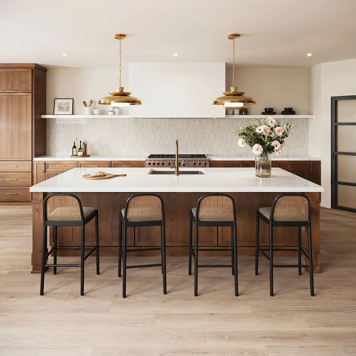 Cocina con azulejos de pared Atlas White Mini Brick 5x15 cm en acabado brillo, colocados en disposición horizontal tipo ladrillo para crear un fondo limpio y estructurado. Los tonos blancos suaves y la ligera variación tonal aportan profundidad, mientras que el acabado brillante refleja la luz sobre la superficie, aumentando la luminosidad en todo el espacio.