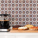Cocina con azulejos cerámicos de estilo marroquí Agraba Cotto 20x20 cm para pared en tonos terracota y blanco, combinados con encimera de madera, cafetera y un ambiente de desayuno rústico para un estilo mediterráneo acogedor.