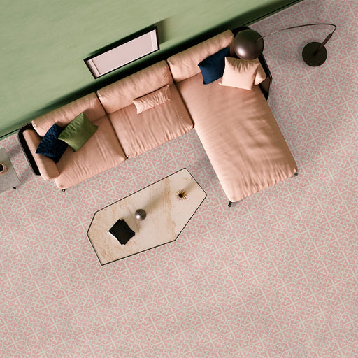 Salón con baldosas porcelánicas Iris Rosa 20x20 cm de estilo Victoriano Marroquí en el suelo, combinadas con sofá en tonos neutros suaves, iluminación contemporánea y decoración en tonos pastel.