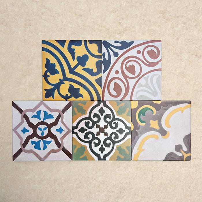 Baldosas porcelánicas Fihrdos Patchwork 20x20 cm de estilo marroquí mostradas como selección completa, destacando una combinación de diseños geométricos y motivos decorativos tradicionales en múltiples colores.