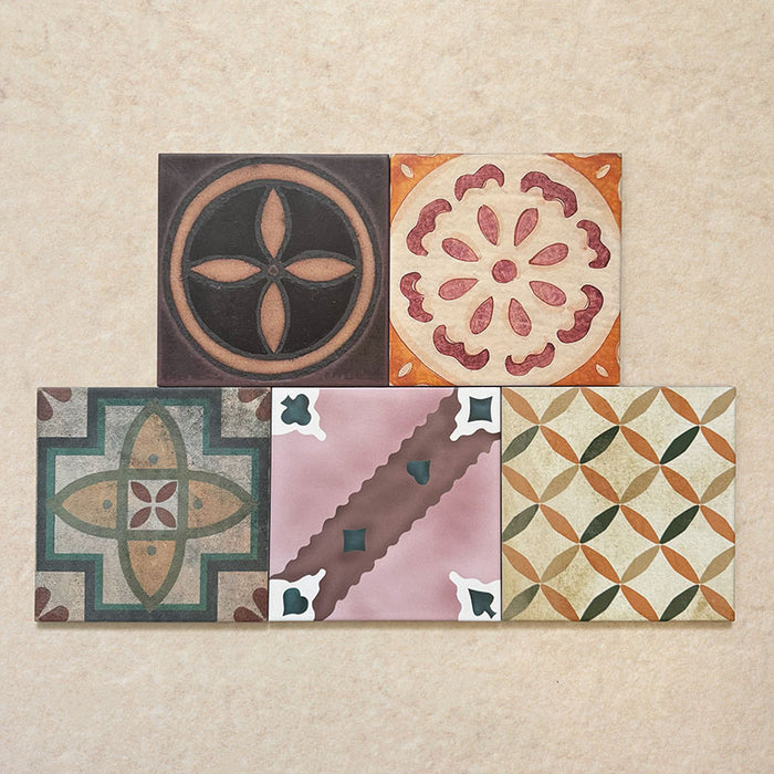 Conjunto de baldosas cerámicas Cabana Patchwork de estilo marroquí 20x20 cm en disposición agrupada, mostrando una combinación multicolor de diseños geométricos y florales en composición patchwork de inspiración vintage.