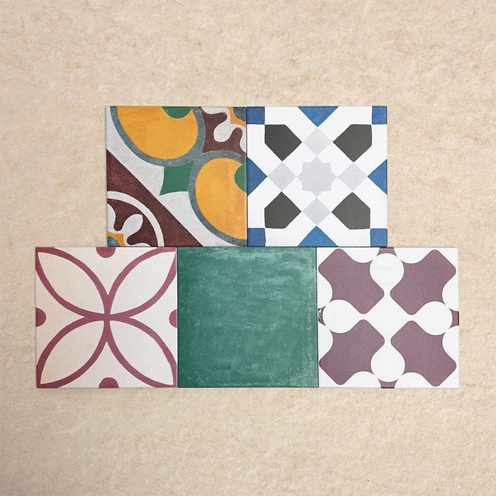 Baldosas porcelánicas Fihrdos Patchwork 20x20 cm de estilo marroquí mostradas como selección completa, destacando una combinación de diseños geométricos y motivos decorativos tradicionales en múltiples colores.