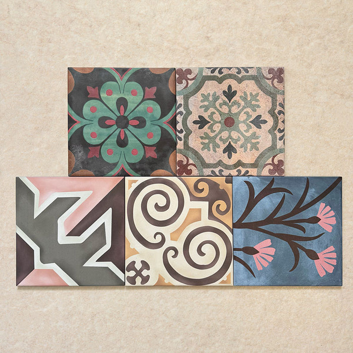 Conjunto de baldosas cerámicas Cabana Patchwork de estilo marroquí 20x20 cm en disposición agrupada, mostrando una combinación multicolor de diseños geométricos y florales en composición patchwork de inspiración vintage.