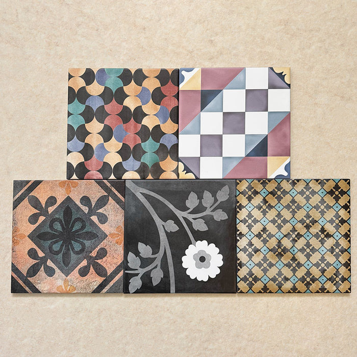 Conjunto de baldosas cerámicas Cabana Patchwork de estilo marroquí 20x20 cm en disposición agrupada, mostrando una combinación multicolor de diseños geométricos y florales en composición patchwork de inspiración vintage.