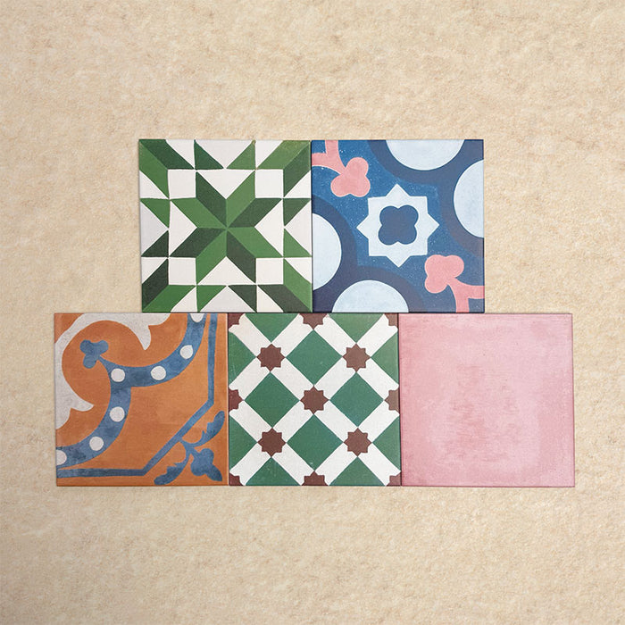 Baldosas porcelánicas Fihrdos Patchwork 20x20 cm de estilo marroquí mostradas como selección completa, destacando una combinación de diseños geométricos y motivos decorativos tradicionales en múltiples colores.