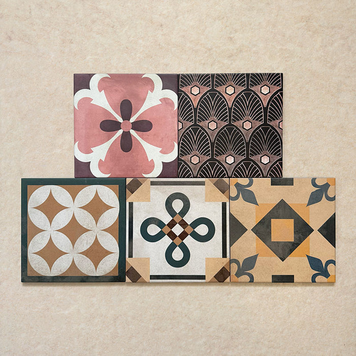 Conjunto de baldosas cerámicas Cabana Patchwork de estilo marroquí 20x20 cm en disposición agrupada, mostrando una combinación multicolor de diseños geométricos y florales en composición patchwork de inspiración vintage.