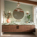 Baño con azulejos de pared Rippled Brick 3D DECOR Tansy Green Gloss de 5 × 20 cm, con una textura acanalada y un suave tono verde, combinados con un lavabo de mármol verde, muebles de madera oscura y detalles en latón.