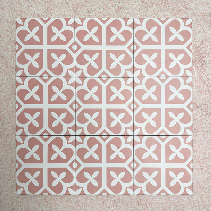 Baldosas porcelánicas Iris Rosa 20x20 cm de estilo Victoriano Marroquí dispuestas en conjunto, mostrando un diseño geométrico repetitivo en rosa suave y blanco.