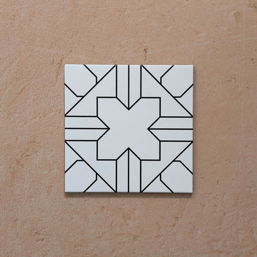 Imagen de azulejo individual de estilo marroquí Alhambra Palacio 20x20 cm, con fondo blanco limpio y detallado patrón geométrico en cruz en negro para un diseño audaz y atemporal.
