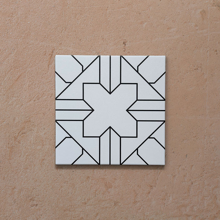 Imagen de azulejo individual de estilo marroquí Alhambra Palacio 20x20 cm, con fondo blanco limpio y detallado patrón geométrico en cruz en negro para un diseño audaz y atemporal.