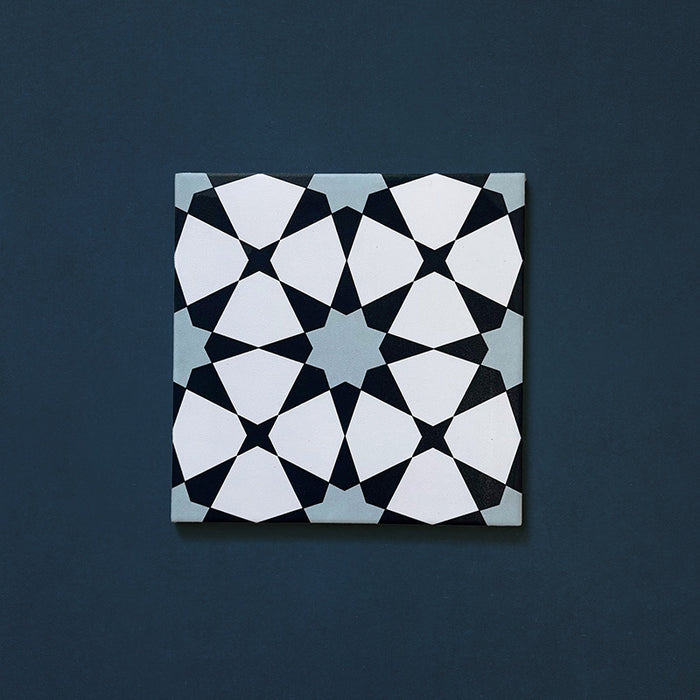 Primer plano del azulejo cerámico de estilo marroquí Agraba Azul Blue 20x20 cm, con patrón geométrico de estrellas en azul marino, azul claro y blanco sobre fondo azul intenso.