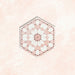 Baldosa hexagonal Maroush Rosa Empolvado 18,7x21,6 cm de estilo marroquí con diseño floral en forma de estrella en tonos rosa suave y blanco, presentada sobre un fondo efecto mármol claro.