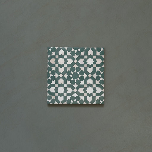 Azulejo individual de estilo marroquí Bedouin Tetuan Verde 15x15 cm con detallado patrón geométrico de estrellas y cruces en verde intenso, beige suave y blanco, con efecto ligeramente artesanal y acabado mate.