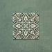 Baldosa porcelánica individual Cabana Flowers de estilo marroquí 20x20 cm con detallado motivo floral y de hojas en verde profundo y blanco roto, con efecto hidráulico vintage y acabado mate suave.