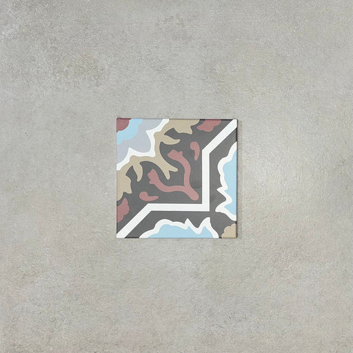 Baldosa porcelánica individual Cabana Havana Blue de estilo marroquí 20x20 cm, con capas de tonos azules, detalles en gris suave y matices rosados, y un marcado patrón geométrico, ideal para suelos de baño, salpicaderos de cocina o diseños decorativos en paredes y suelos.