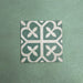 Baldosa cerámica Iris Verde 20x20 cm de estilo Victoriano Marroquí con patrón geométrico en verde suave y crema, ideal para aportar interés decorativo a suelos y paredes en interiores clásicos y contemporáneos.