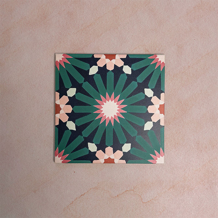 Muestra de baldosa completa con patrón marroquí azul festivo 20cm x 20cm Fizaan