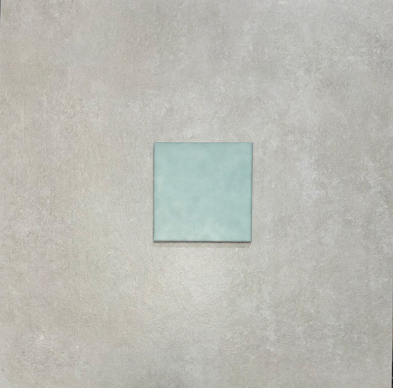 Azulejo porcelánico individual Bedouin Mequinez Base Verde 15x15 cm de estilo marroquí, con acabado verde mate suave y superficie ligeramente envejecida, apto para paredes de baño, salpicaderos de cocina y combinaciones coordinadas de suelos decorativos.