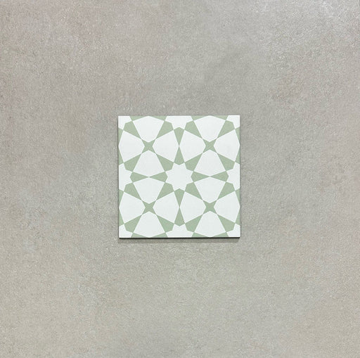 Imagen de producto del azulejo cerámico mate de estilo marroquí Agraba Sage 20x20 cm, con patrón geométrico en verde salvia y blanco inspirado en el diseño tradicional morisco, apto para pared y suelo.