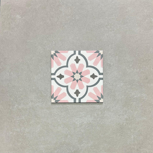Baldosa porcelánica individual Clarence Rose 20x20 cm de estilo victoriano marroquí con patrón geométrico floral en rosa suave y gris sobre base blanca, ideal para paredes de baño, salpicaderos de cocina y diseños de suelos decorativos.