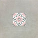 Baldosa porcelánica individual Clarence Rose 20x20 cm de estilo victoriano marroquí con patrón geométrico floral en rosa suave y gris sobre base blanca, ideal para paredes de baño, salpicaderos de cocina y diseños de suelos decorativos.
