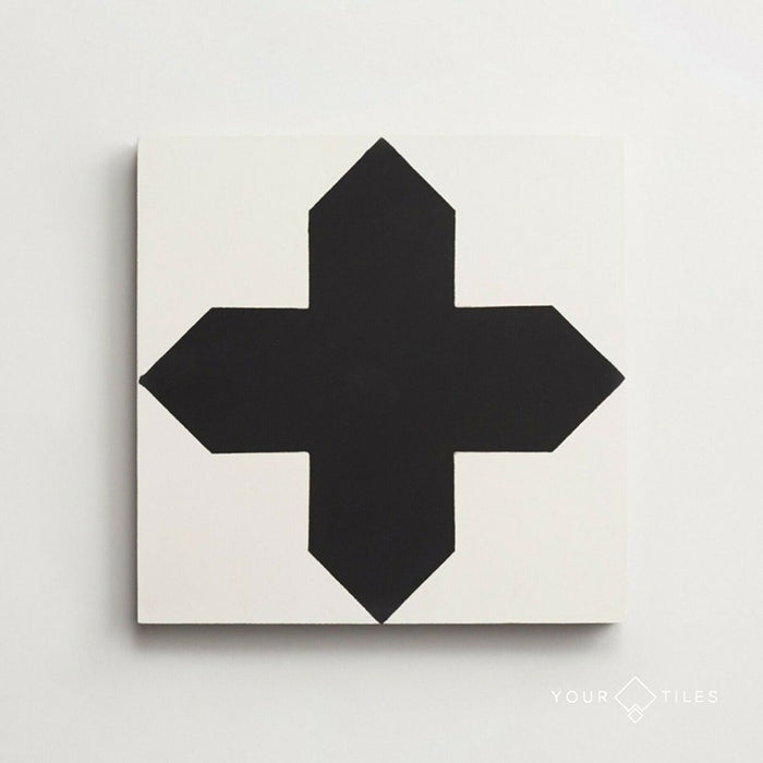 Imagen de producto del azulejo cerámico de estilo marroquí Alhambra Compass 20x20 cm, con marcado motivo geométrico tipo brújula en negro sobre fondo blanco, apto para pared y suelo.