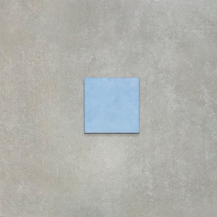 Azulejo porcelánico individual Bedouin Base Azul 15x15 cm de estilo marroquí, con acabado azul mate suave y superficie ligeramente envejecida, ideal para paredes de baño, salpicaderos de cocina o combinaciones de suelos decorativos.