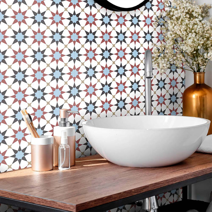 Baño con azulejos cerámicos de estilo marroquí Agraba Mini Atlas 15x15 cm para pared en tonos azul, terracota y blanco, combinados con lavabo redondo moderno, encimera de madera y detalles metálicos para un acabado contemporáneo.