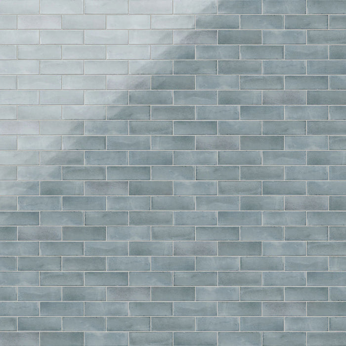 Azulejos de pared Atlas Blue Mini Brick 5x15 cm en acabado brillo, mostrados en múltiples opciones de colocación como ladrillo, lineal, vertical, decorativo y en espiga, con tonos azules suaves, sutil variación tonal y un efecto artesanal.