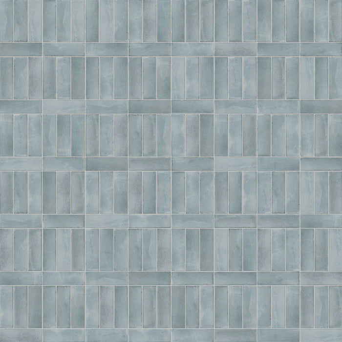 Opciones de colocación de azulejos de pared Atlas Blue Mini Brick 5x15 cm en acabado mate, mostrando tonos azules suaves con una sutil variación tonal y un efecto artesanal en toda la superficie.