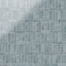 Azulejos de pared Atlas Blue Mini Brick 5x15 cm en acabado brillo, mostrados en múltiples opciones de colocación como ladrillo, lineal, vertical, decorativo y en espiga, con tonos azules suaves, sutil variación tonal y un efecto artesanal.