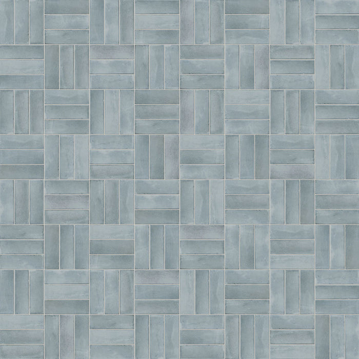 Opciones de colocación de azulejos de pared Atlas Blue Mini Brick 5x15 cm en acabado mate, mostrando tonos azules suaves con una sutil variación tonal y un efecto artesanal en toda la superficie.
