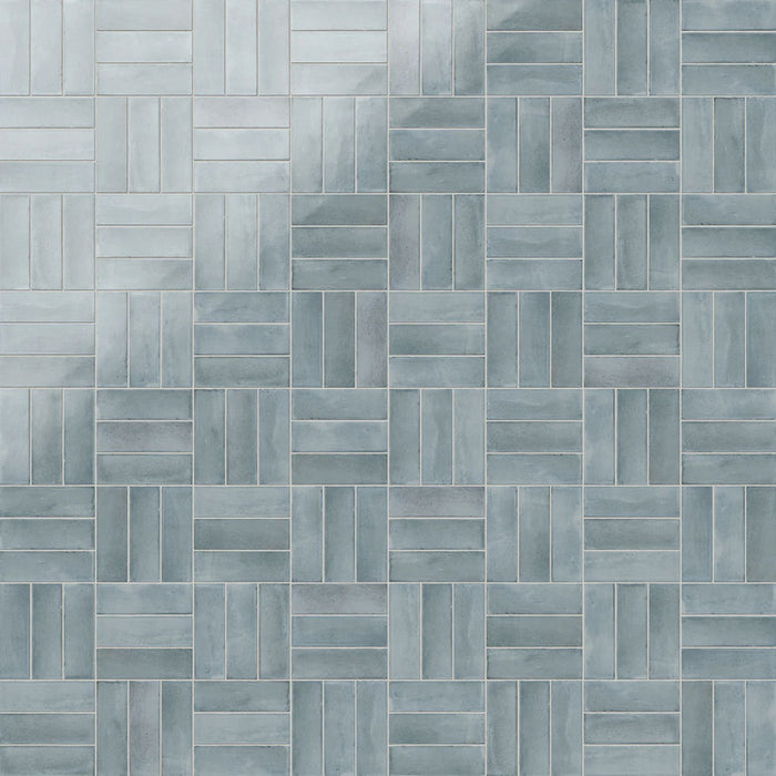 Azulejos de pared Atlas Blue Mini Brick 5x15 cm en acabado brillo, mostrados en múltiples opciones de colocación como ladrillo, lineal, vertical, decorativo y en espiga, con tonos azules suaves, sutil variación tonal y un efecto artesanal.