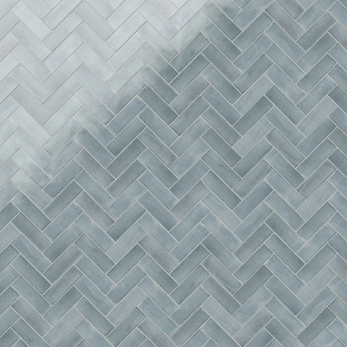 Azulejos de pared Atlas Blue Mini Brick 5x15 cm en acabado brillo, mostrados en múltiples opciones de colocación como ladrillo, lineal, vertical, decorativo y en espiga, con tonos azules suaves, sutil variación tonal y un efecto artesanal.