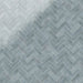 Azulejos de pared Atlas Blue Mini Brick 5x15 cm en acabado brillo, mostrados en múltiples opciones de colocación como ladrillo, lineal, vertical, decorativo y en espiga, con tonos azules suaves, sutil variación tonal y un efecto artesanal.