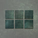 Vista cenital de azulejos de pared cerámicos Zellij Verde Musgo Cuadrado 13,2 × 13,2 cm de estilo marroquí, presentados como piezas individuales, destacando la rica variación en tonos verdes, el acabado brillante artesanal y los bordes suavemente irregulares para un aspecto auténtico y lleno de carácter.
