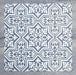 Grupo de baldosas Europa Trondheim Blue 20 × 20 cm de estilo Victoriano Marroquí dispuestas juntas para mostrar el patrón decorativo repetitivo en tonos azul y blanco, sobre un fondo gris texturizado.