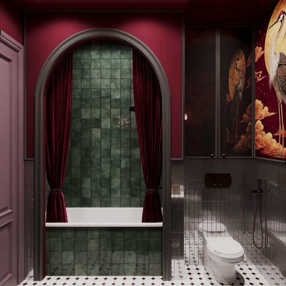 Baño de estilo atrevido con azulejos cuadrados de pared Zellij Moss Green de 13,2 × 13,2 cm, con intensas variaciones de tonos verdes, combinados con paredes en color burdeos, cortinas de terciopelo, paneles decorativos oscuros, obras de arte y un suelo con motivos geométricos en blanco y negro.