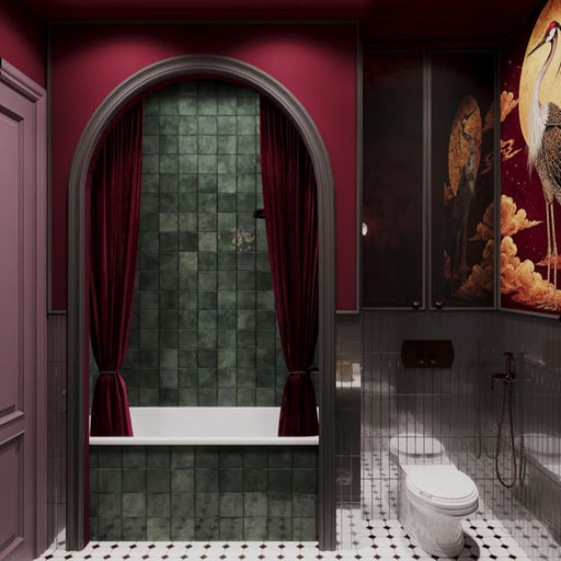 Baño de estilo atrevido con azulejos cuadrados de pared Zellij Moss Green de 13,2 × 13,2 cm, con intensas variaciones de tonos verdes, combinados con paredes en color burdeos, cortinas de terciopelo, paneles decorativos oscuros, obras de arte y un suelo con motivos geométricos en blanco y negro.