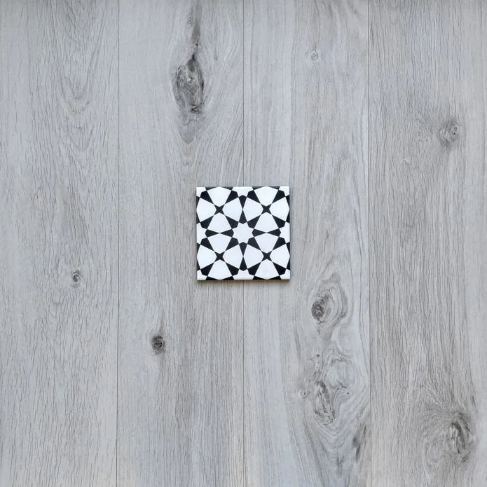 Azulejo marroquí Agraba MINI | Azulejos blancos y negros | 15 cm x 15 cm | Pared y piso