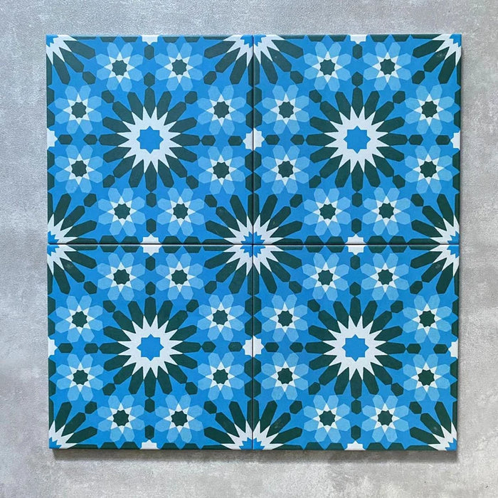 Azulejo con patrón marroquí azul lago Fizaan 20 cm x 20 cm