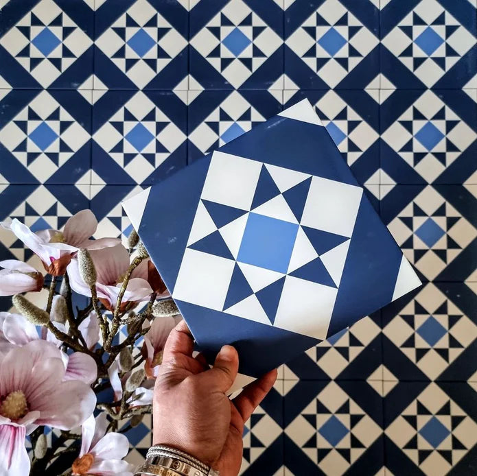 Azulejos de piso de pared con patrón victoriano azul Magdalene de Parsons